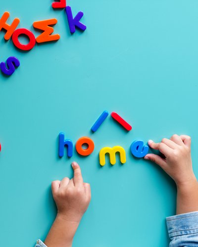 kid-with-colorful-alphabets